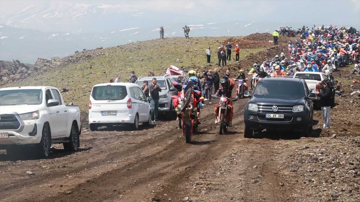 Ağrı'da enduro ve ATV sporcuları Tendürek ve Ağrı Dağı eteklerinde yarıştı
