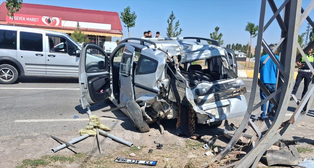 Ağrı'da meydana gelen trafik kazasında 4 kişi yaralandı