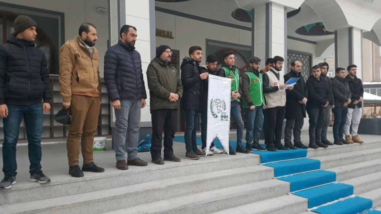 Genç İHH İdlib şehitleri için sabah namazında buluştu
