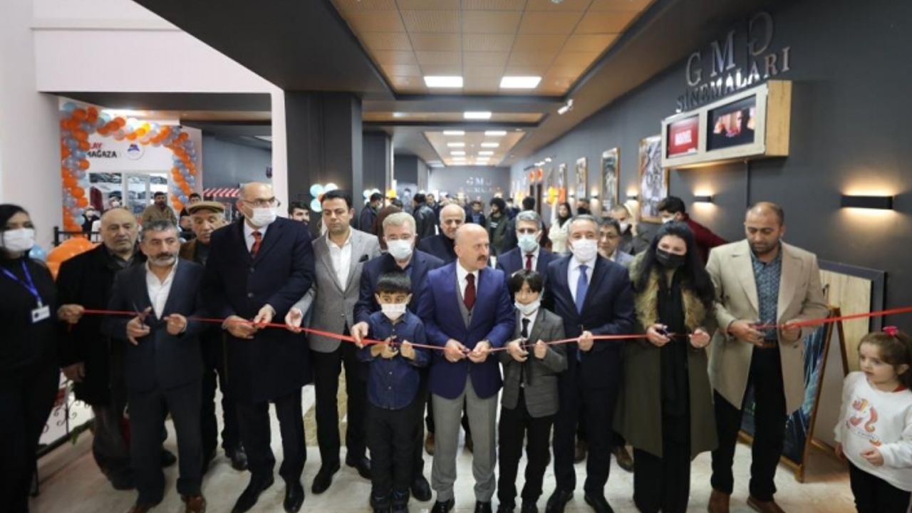 Ağrı’da öğrencilere hizmet verecek sinema salonu faaliyete girdi