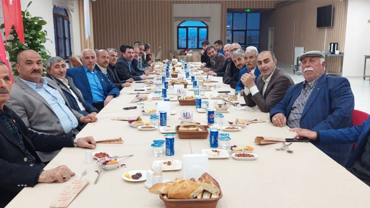 Muhtarlar AK Parti Ağrı Merkez İlçe teşkilatının verdiği iftarda buluştu