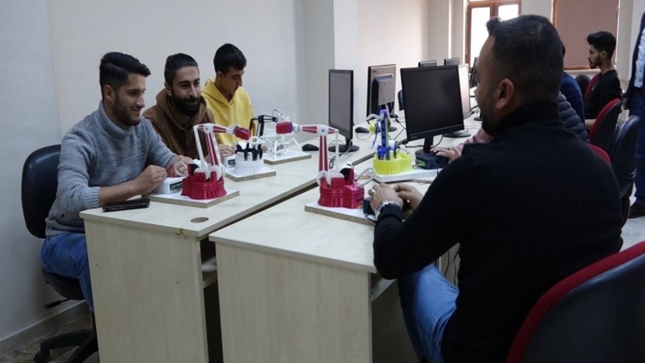 Ağrı İbrahim Çeçen Üniversitesİ öğrencileri patentini aldığı robotları üretiyor