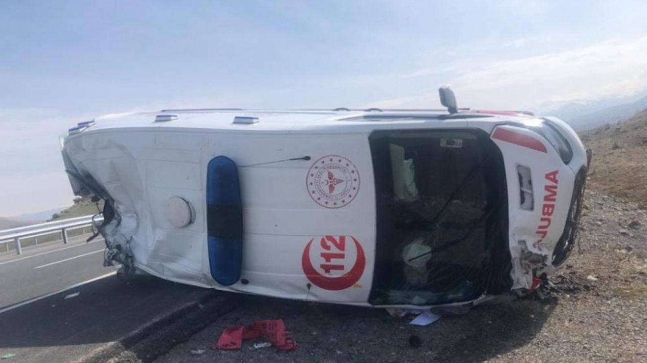 Ağrı’da ambulans kaza yaptı: 3 yaralı