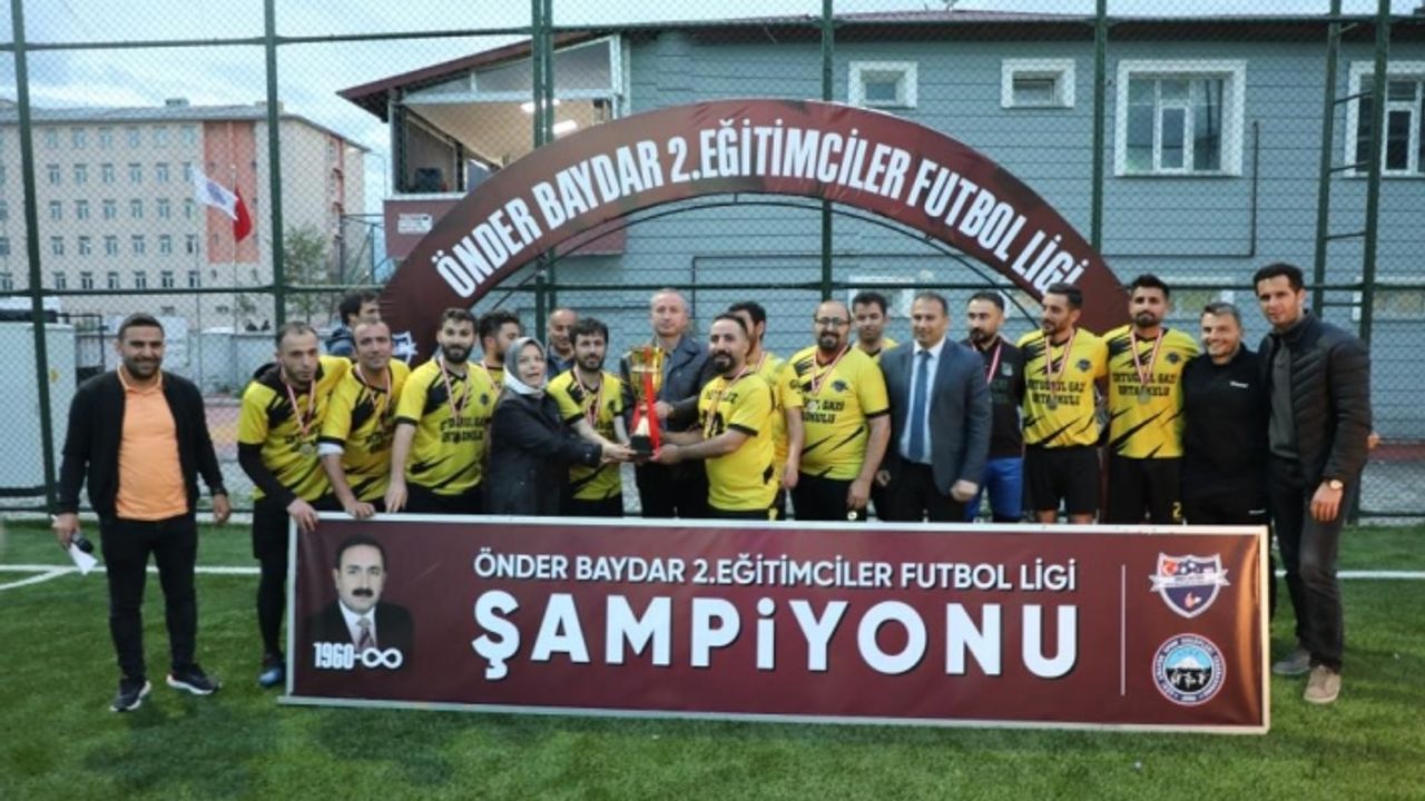 Önder Baydar Eğitimciler Ligi Şampiyonu Ertuğrul Gazi Ortaokulu oldu
