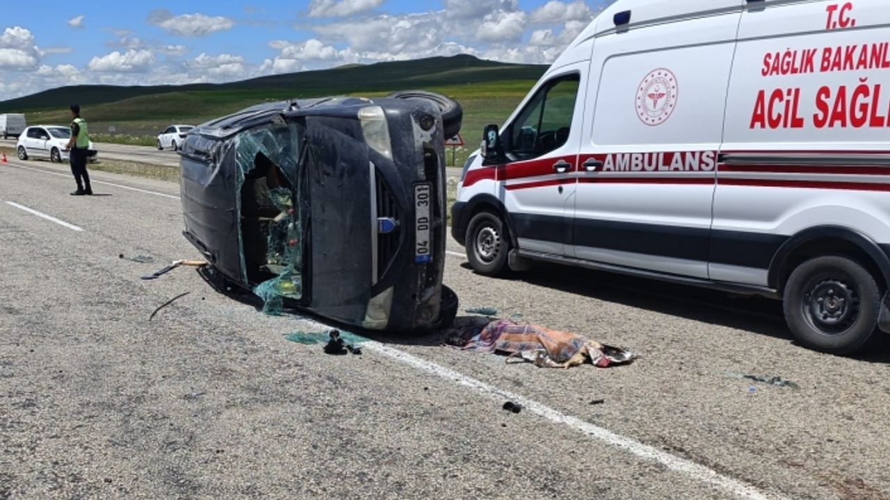 Ağrı'da devrilen hafif ticari araçtaki 1 çocuk öldü, 6 kişi yaralandı