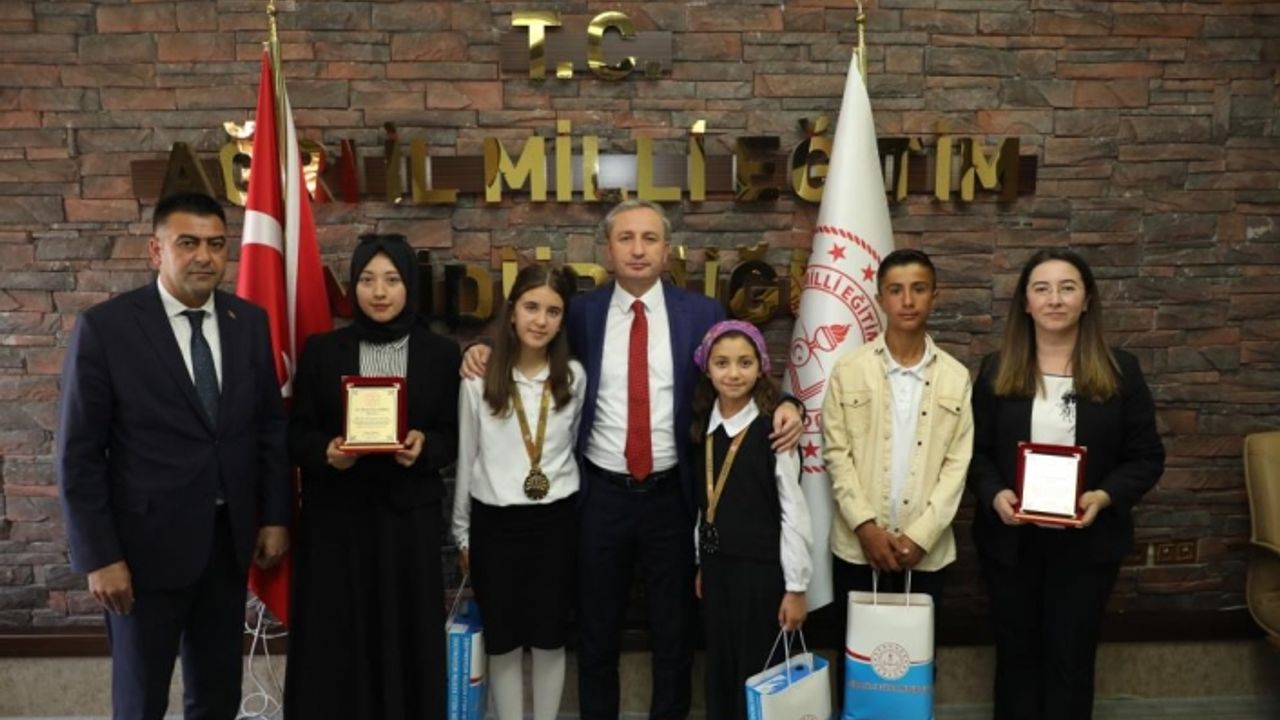Ağrı Milli Eğitim Müdürü Kökrek, TÜBİTAK şampiyonu olan YBO öğrencilerini ağırladı