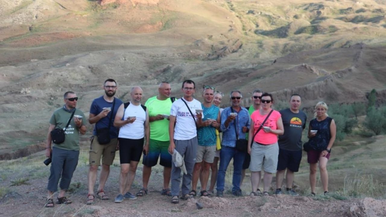 Ağrı Dağı'nda zirve yapan turistler, aşure yedi