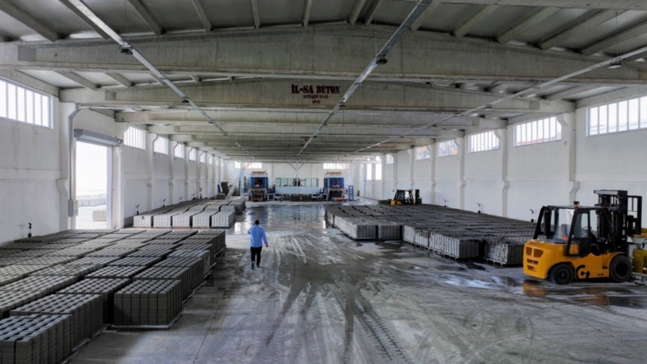 Ağrı'daki Kilit Parke Bordür Taş Fabrikası'nda üretime başlandı