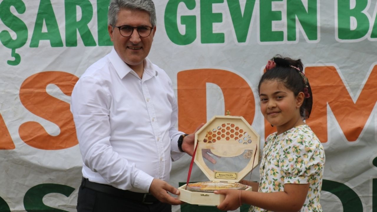 Ağrılı arıcılar tescilli "geven balı" hasadında