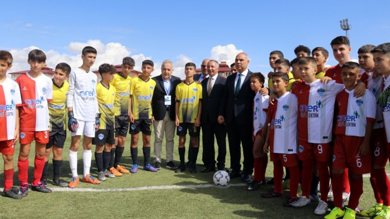Ağrı'da depremzede çocukların katılımıyla düzenlenen futbol turnuvası başladı