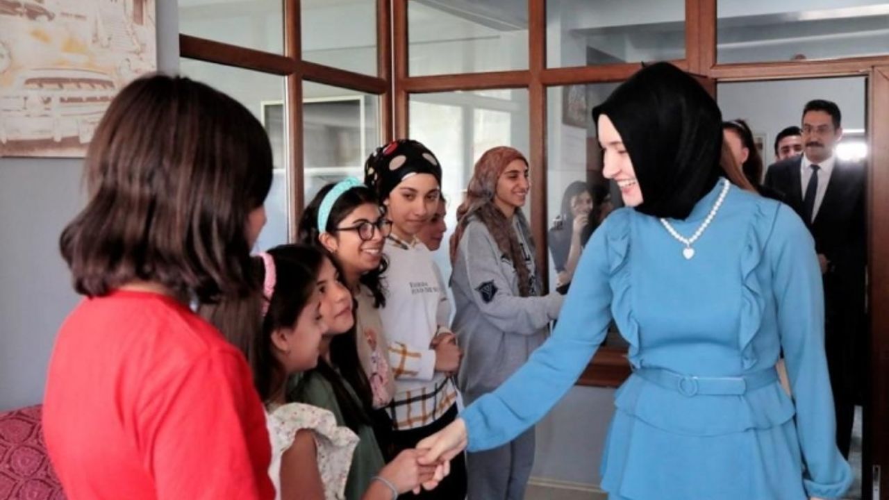 Ağrı Valisi’nin eşi, Çocukevleri Sitesi’nde çocuklarla buluştu