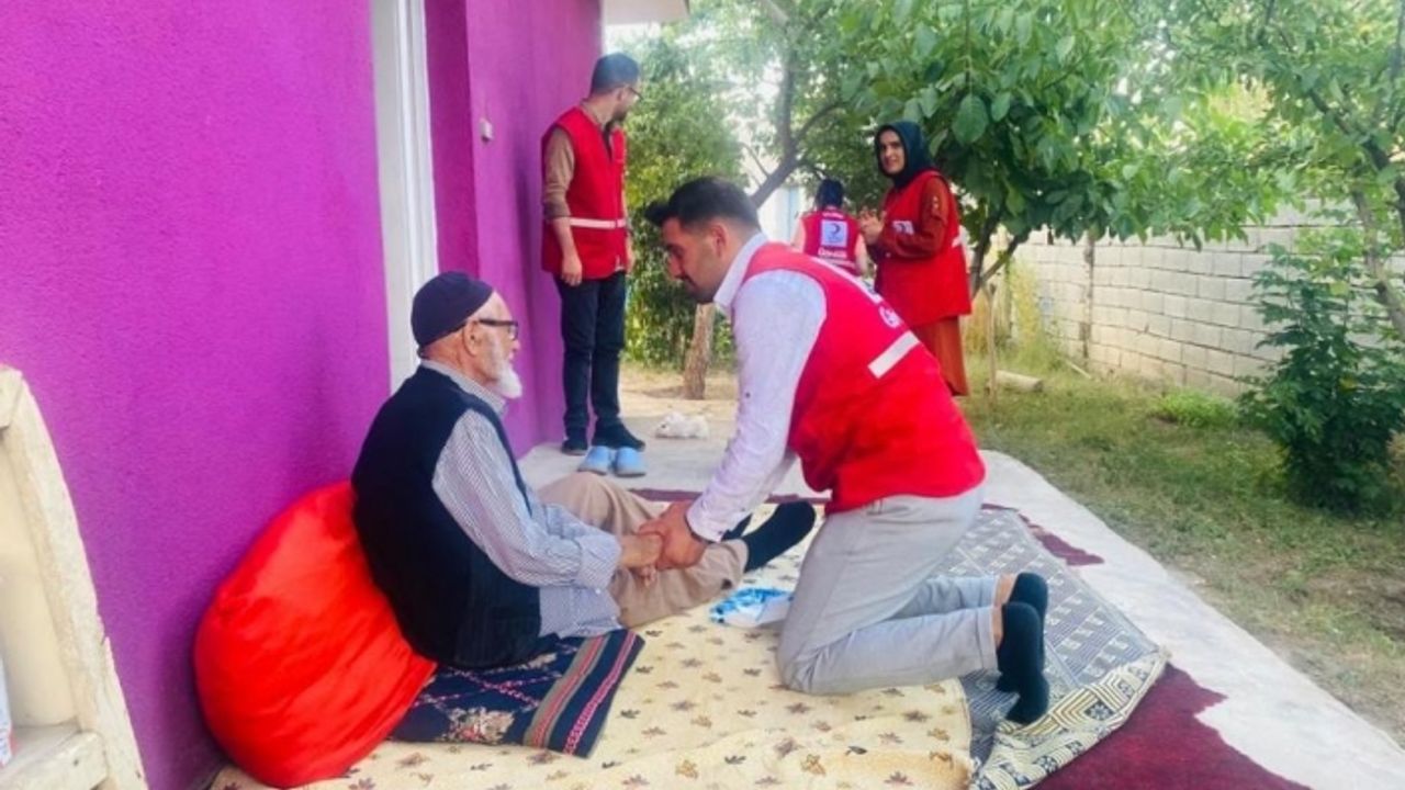 Kızılay’dan Doğubayazıt'ta asırlık çınarlara ziyaret