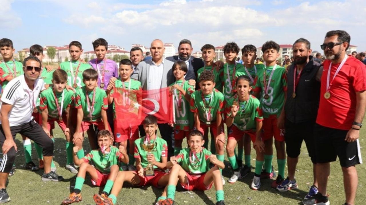 UYAFA Ağrı Dağı Cup Futbol Turnuvası’nın şampiyonu Diyarbakır oldu