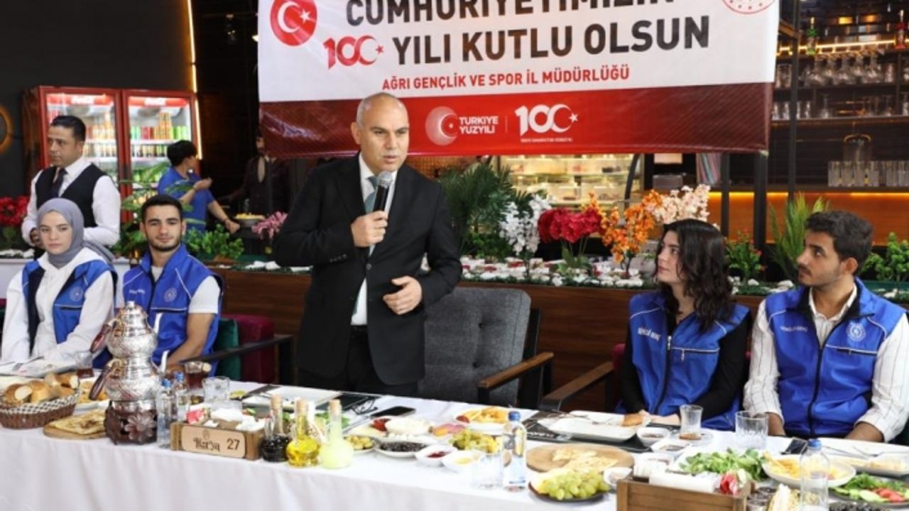 Ağrı Valisi Koç, Cumhuriyetin 100. yılında gençlerle bir araya geldi