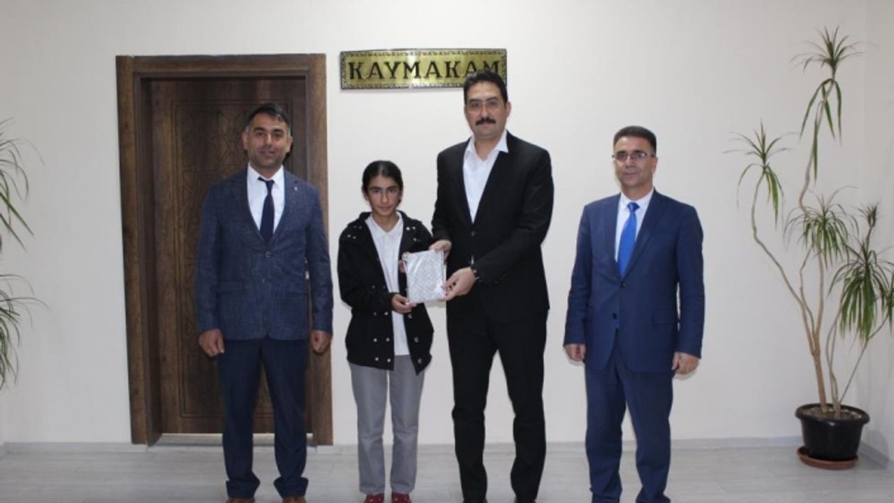 Hamur’da bursluluk sınavında başarı gösteren öğrenciler Kaymakam Yıldırım’ı ziyaret etti