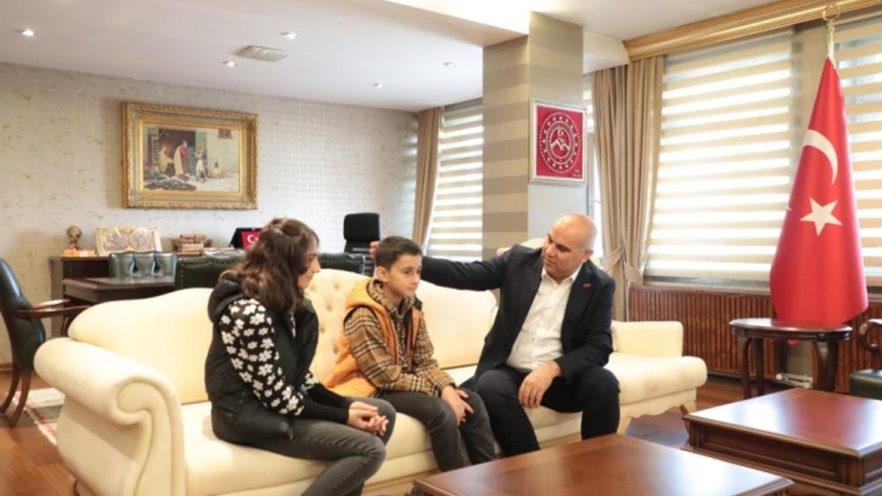 Vali Koç, küçük Mirza’yı makamına davet etti