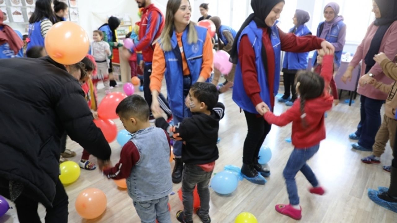 Ağrı Gençlik Merkezi Minik Yürekleri Sevindirdi