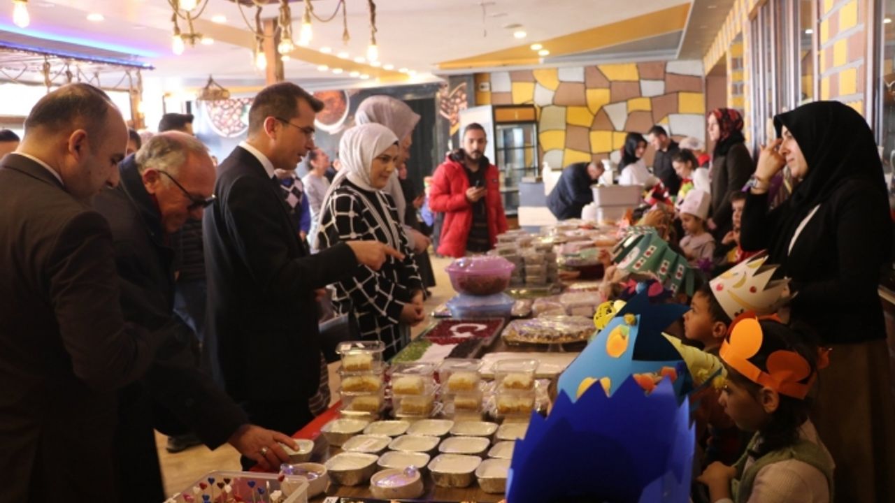 Ağrı'da "Minik Kalplerden Filistin'e Gönül Köprüsü" kermesi düzenlendi