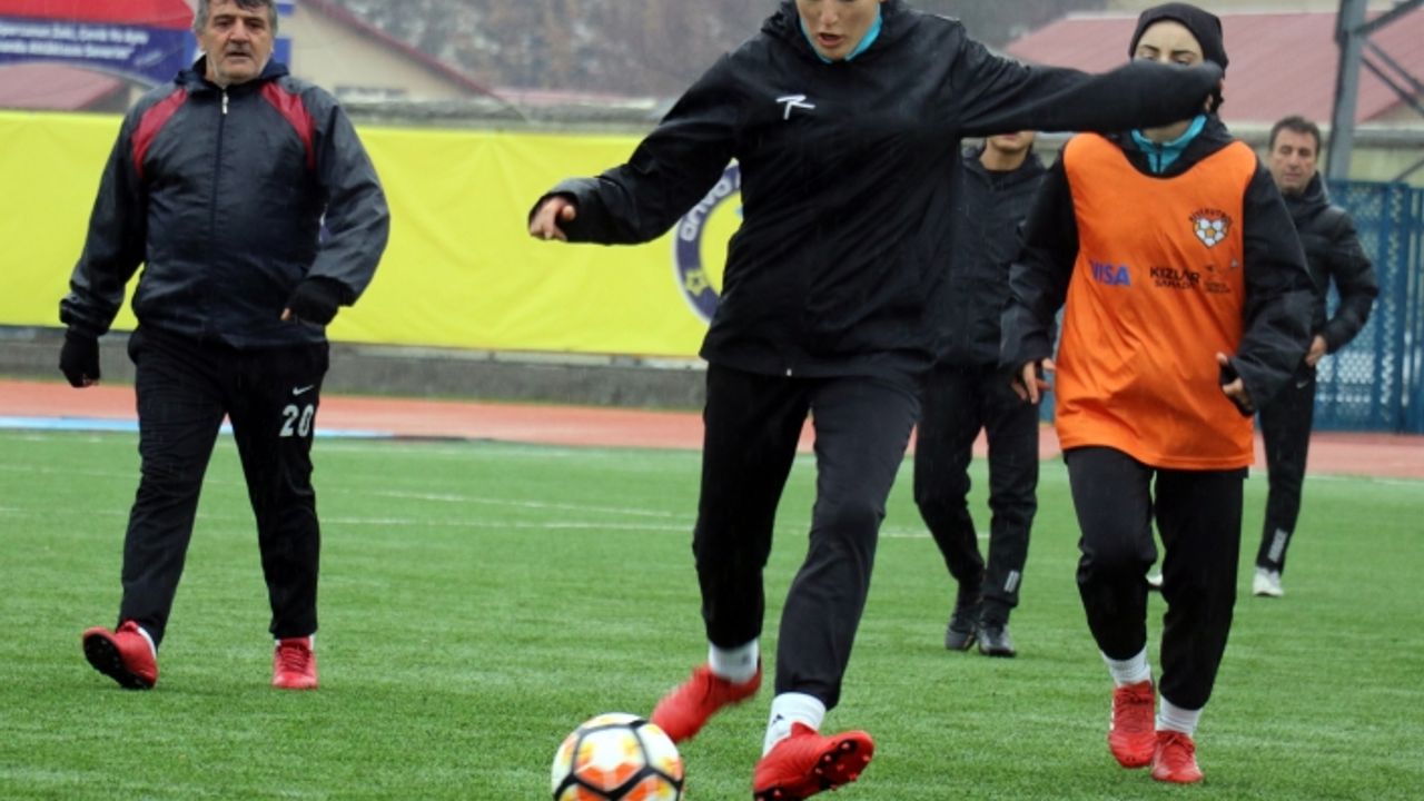 Ağrı'nın tek kadın futbol takımı başarılarıyla adından söz ettirmek istiyor