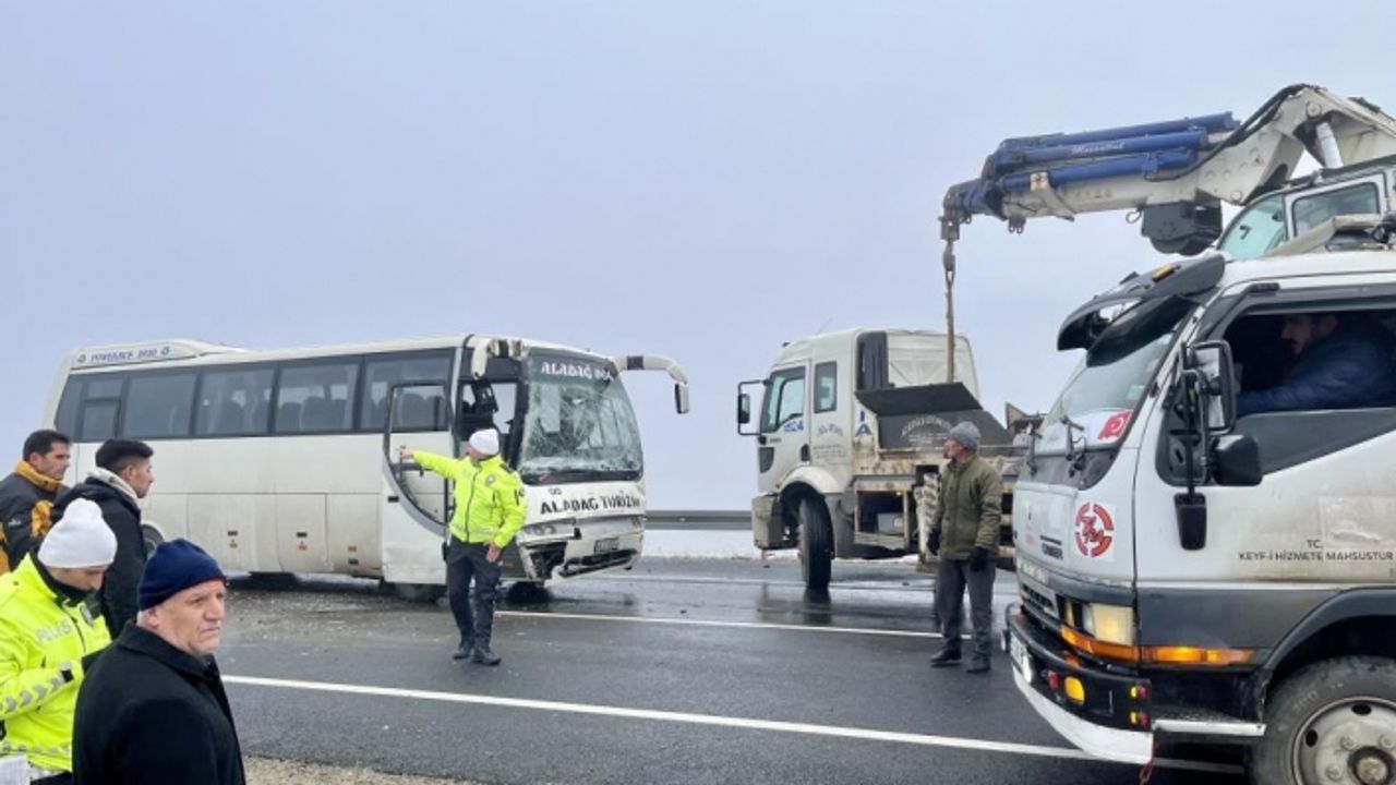 Ağrı’da sis kazayı beraberinde getirdi: 19 yaralı