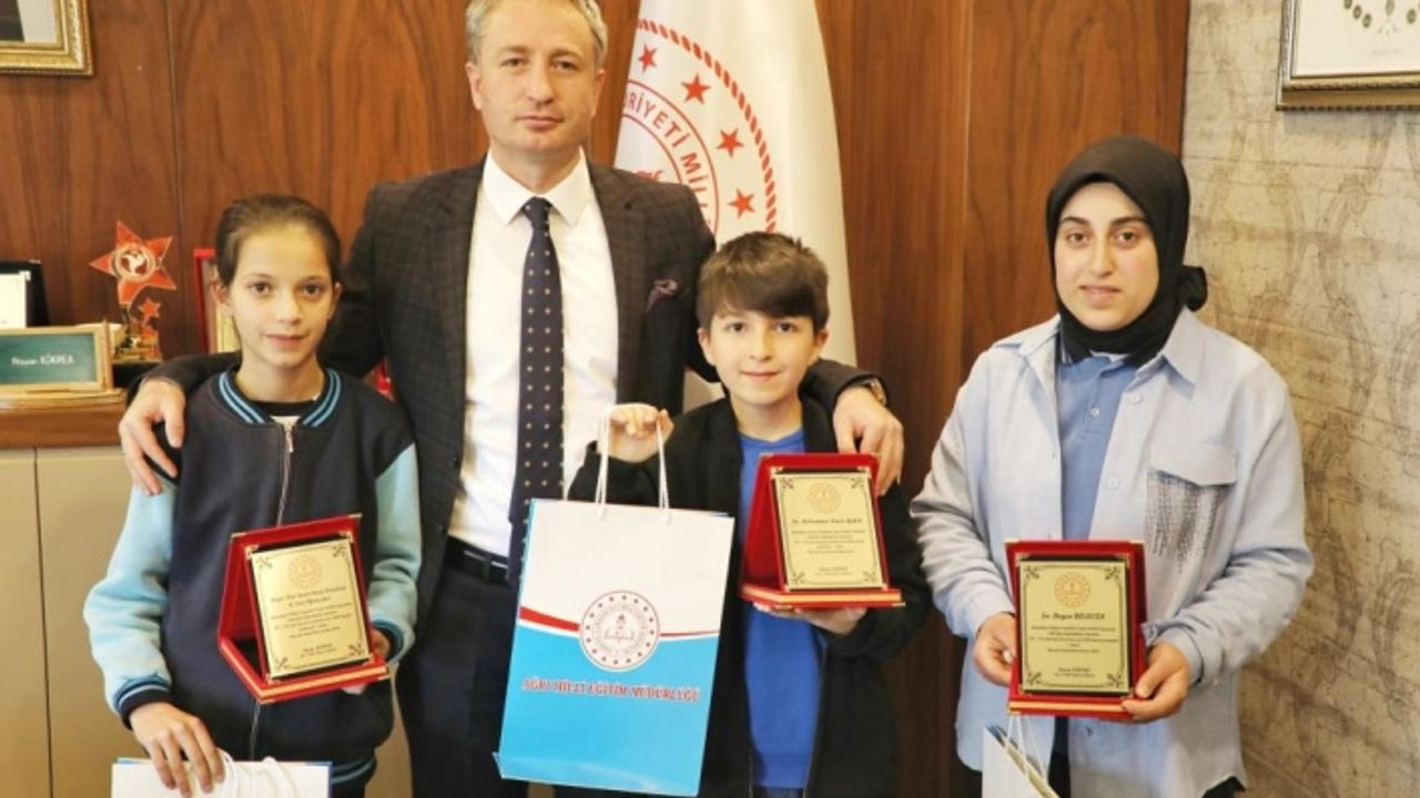 Ağrı’da “Sözlük Tasarım” yarışmasında dereceye giren öğrencilere ödülleri verildi