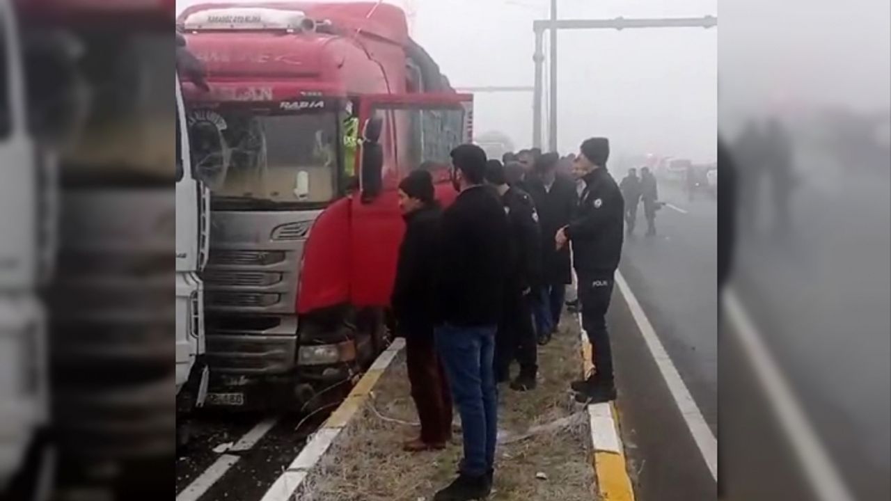 Ağrı’da yoğun sis, 3 araç kaza yaptı