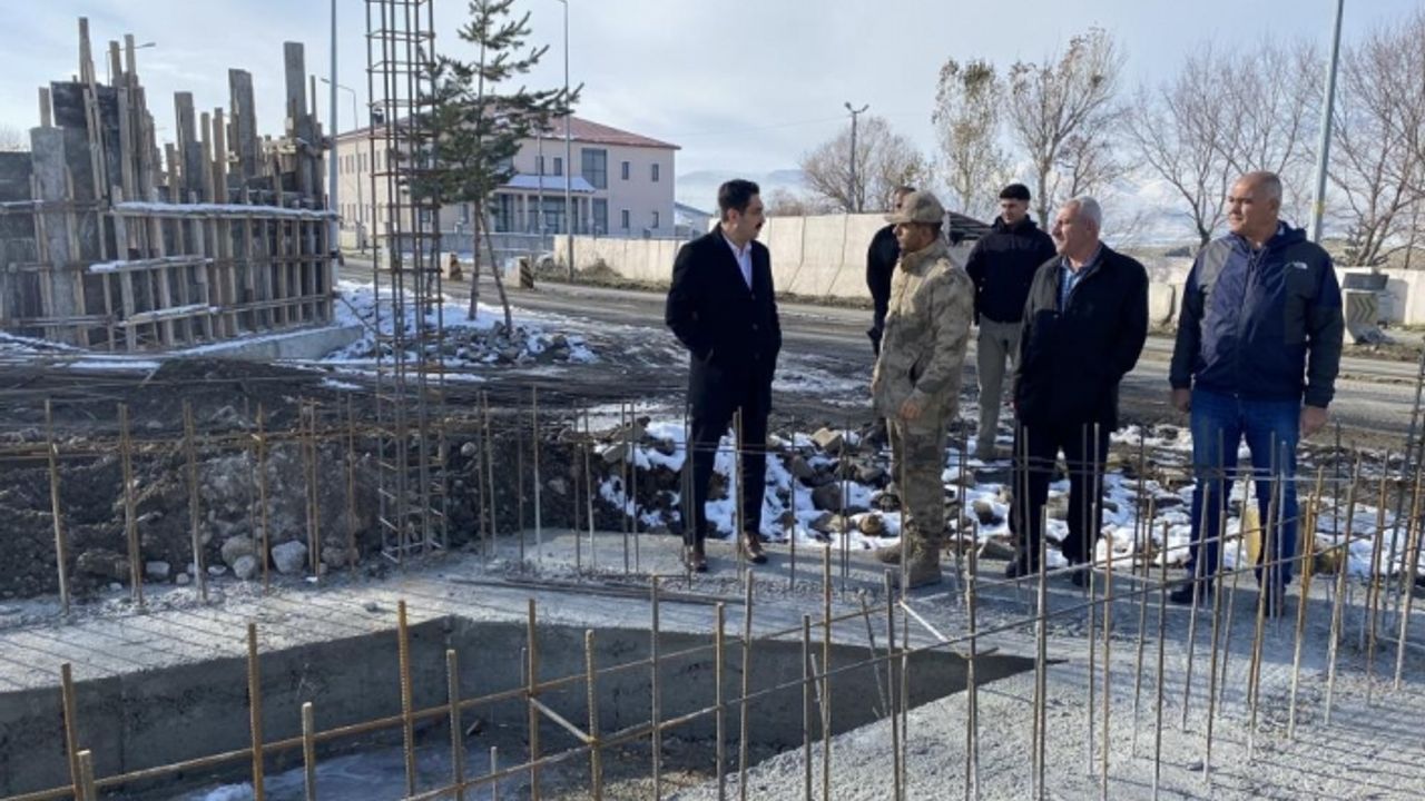 Hamur Kaymakamı Yıldırım, sulama tesisi projesini inceledi