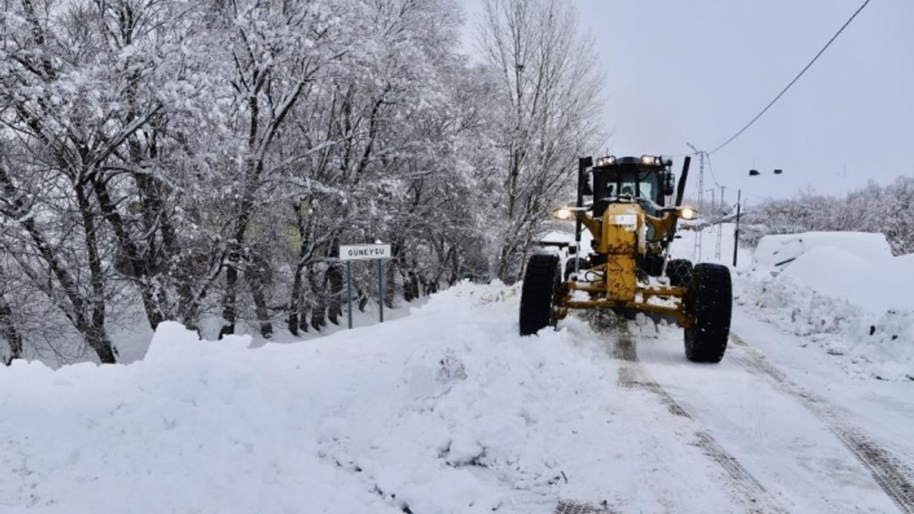 Ağrı'da "Kar Kaplanları" kapanan yollar için seferber oldu