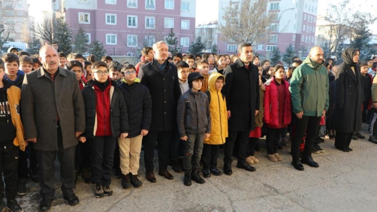 Ağrı'da şehitler için okullarda bir dakikalık saygı duruşunda bulunuldu
