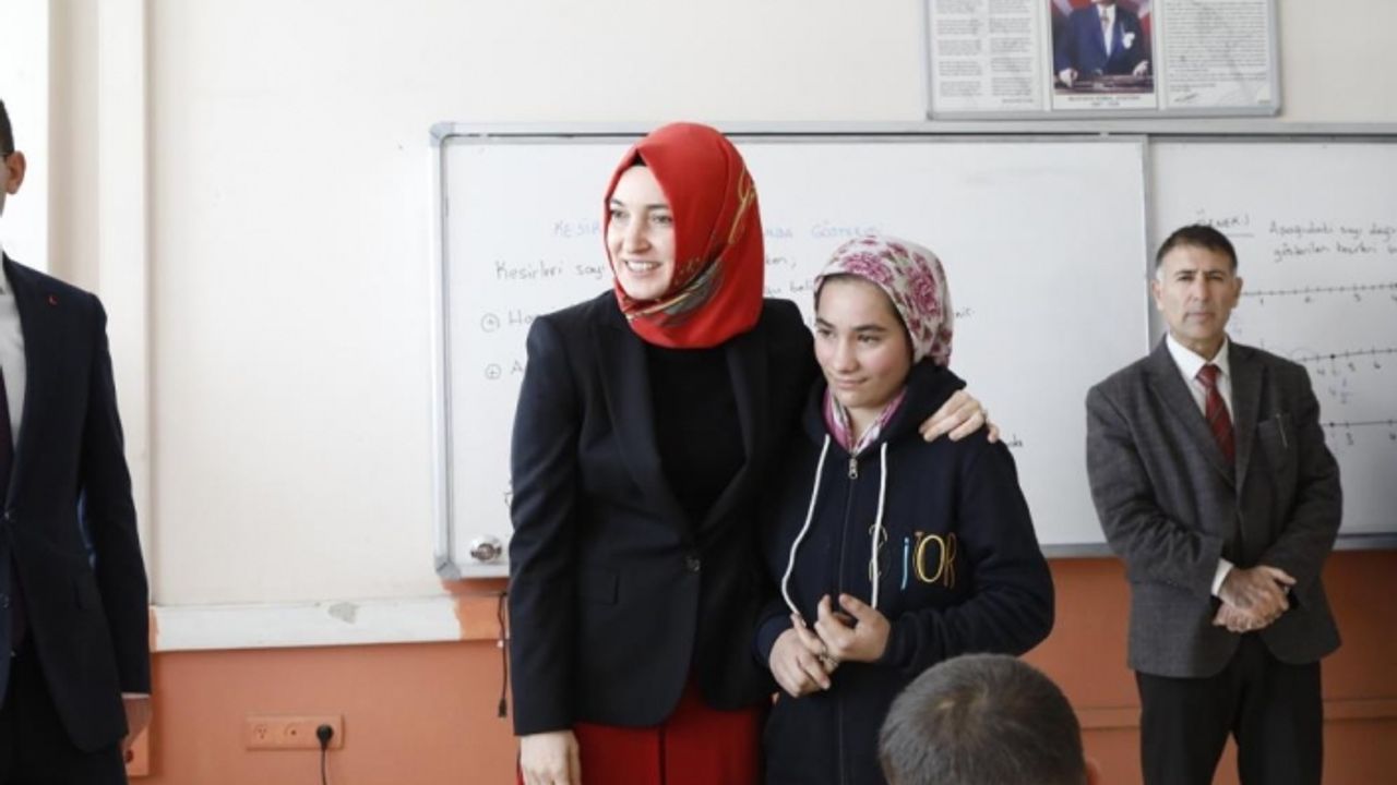 Ağrı Valisi'nin eşi öğretmen Neslihan Gül Koç bir kız çocuğunu daha okula kazandırdı