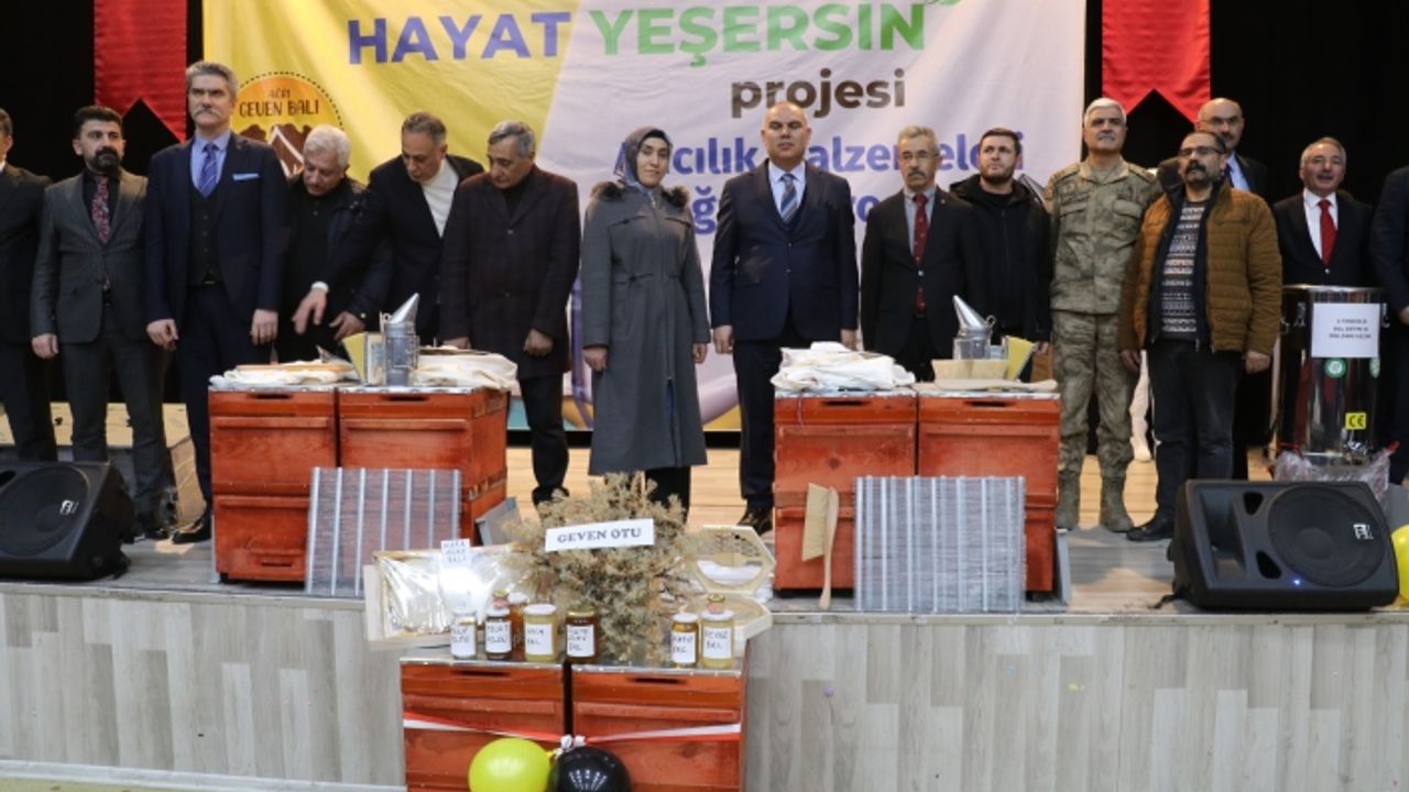Ağrı'da arıcılığın yaygınlaştırılması amacıyla üreticilere malzeme desteği verildi
