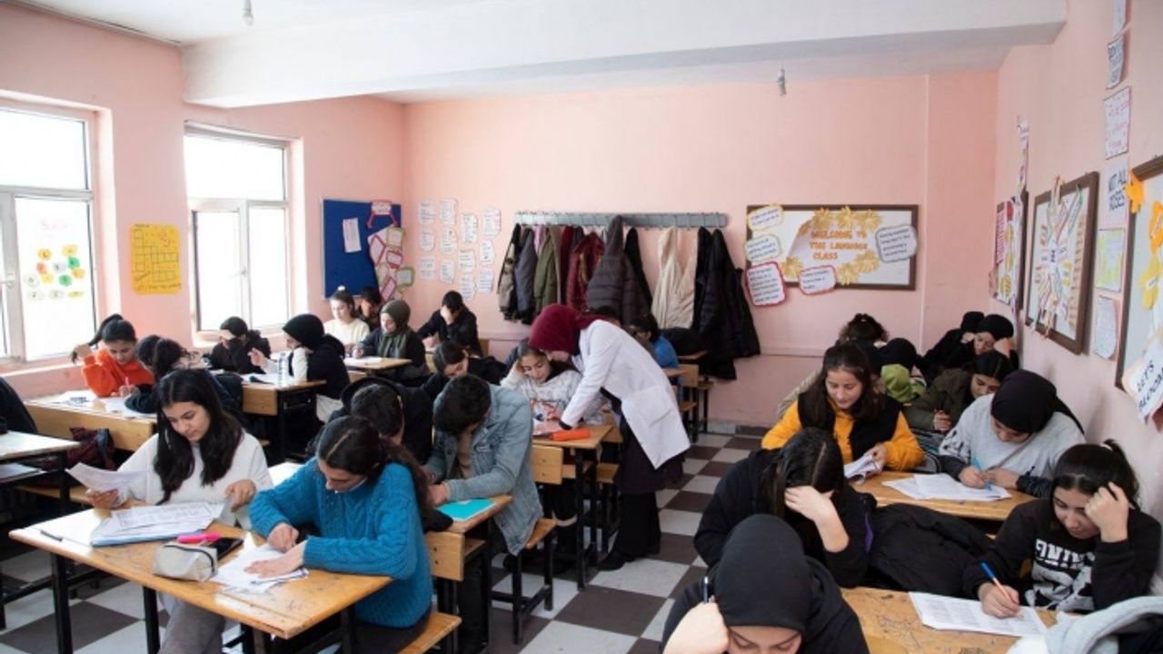 Ağrı'da gönüllü öğretmenler kırsalda yaşayan öğrencileri üniversite sınavına hazırlıyor