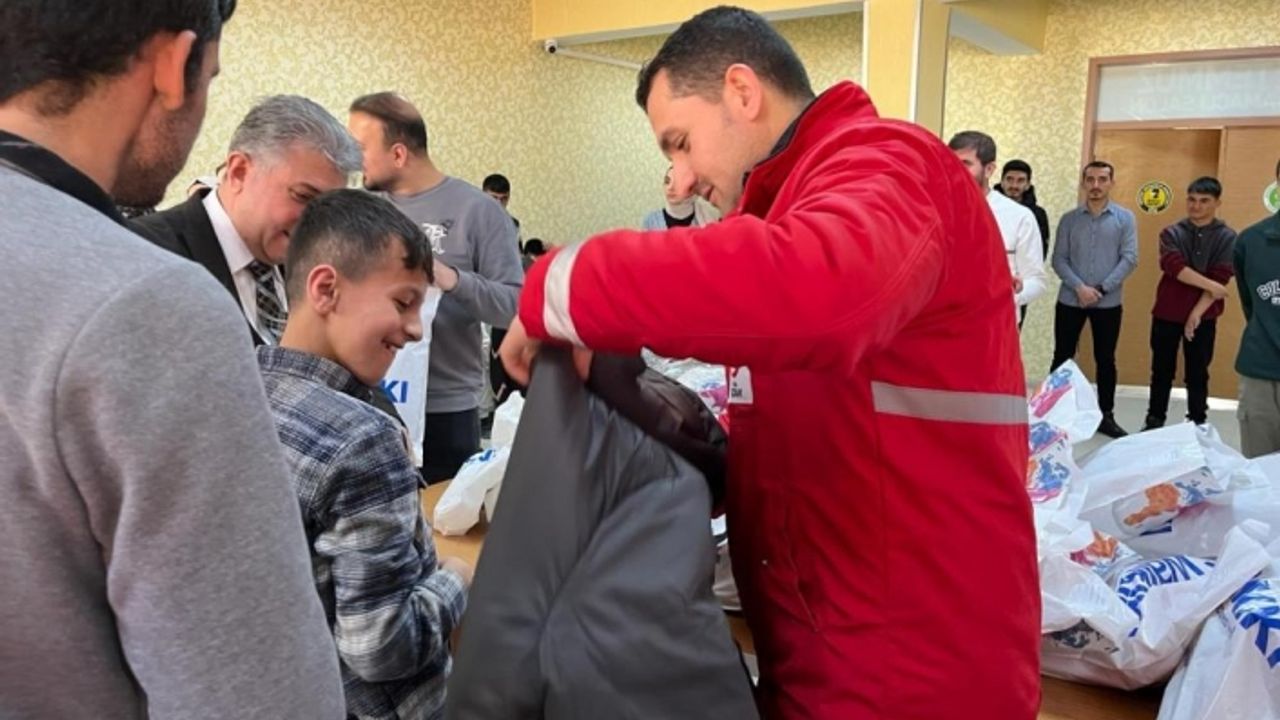 Ağrı'da Kızılay'dan özel öğrencilere kışlık yardım