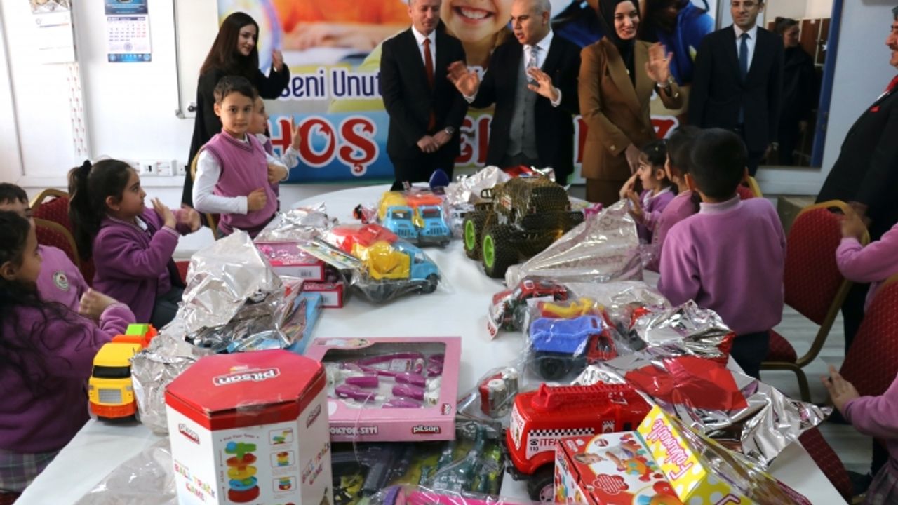Ağrı'daki öğrenciler depremzede çocuklara oyuncak gönderdi