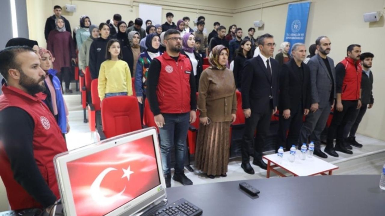 Ağrı Gençlik Merkezi, depremde hayatını kaybedenler için hatim duası yaptı