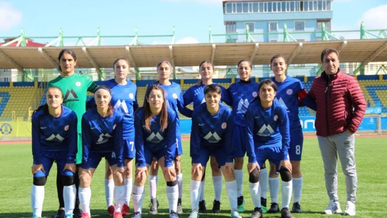Ağrı'da erken yaşta evliliklere karşı futbol oynayan kızlar şampiyonluğa koşuyor