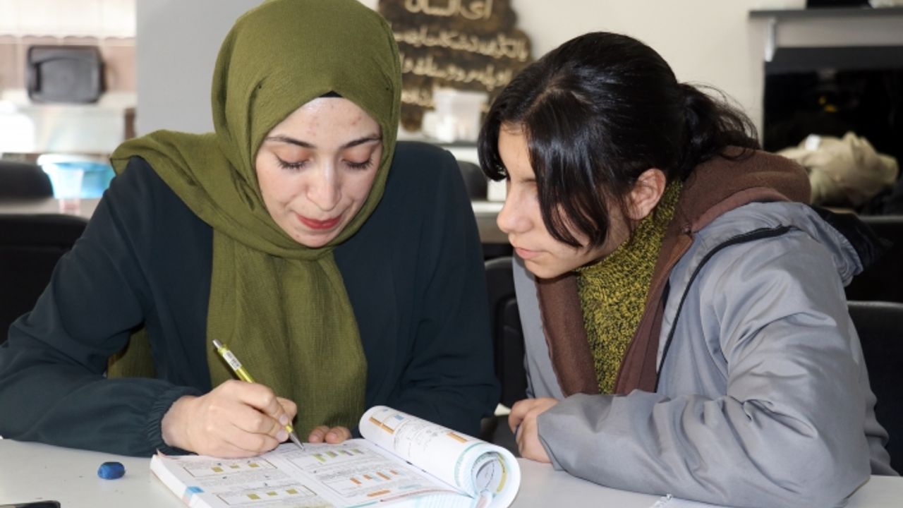 Ağrı'da gönüllü üniversite öğrencileri yetim çocukları geleceğe hazırlıyor