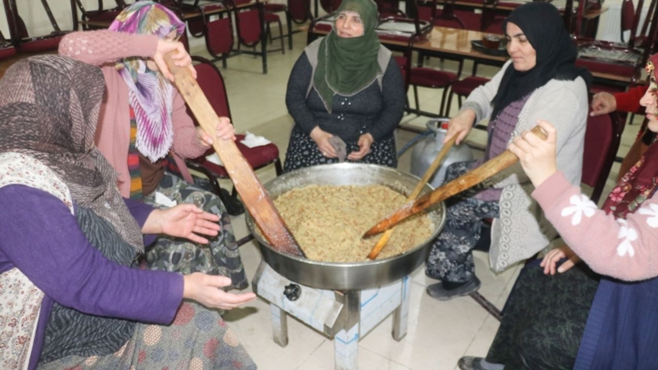 Ağrı'da yaşatılan mevlit helvası geleneği acı günde dayanışma ruhunu simgeliyor