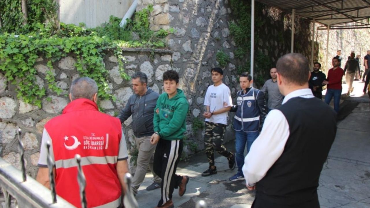 Ağrı'dan İstanbul'a doğru giden 24 kaçak göçmen Amasya'da yakalandı