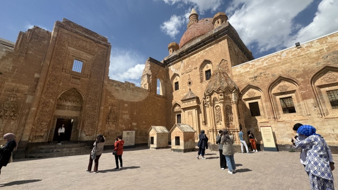 Turistler "Turizm Haftası"nda da rotayı İshak Paşa Sarayı'na çevirdi