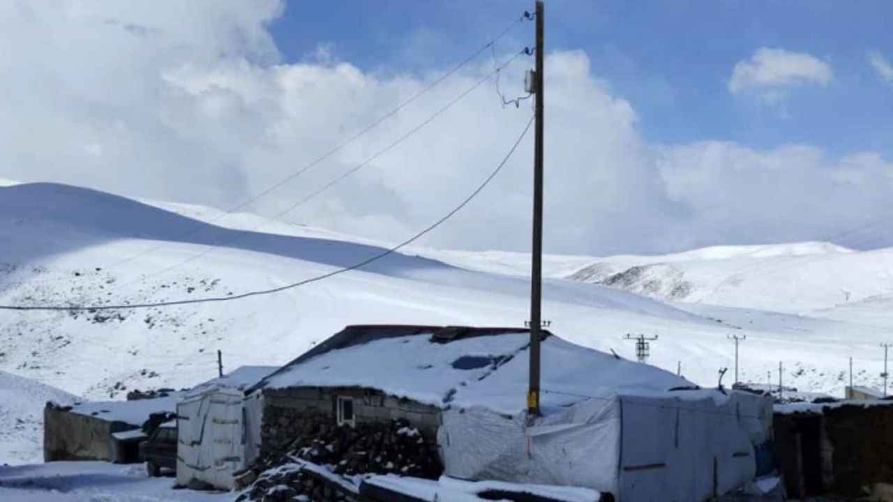 Ağrı'da kar yağışı köylüleri şaşırttı: "Batıda tatil, bizde kar"