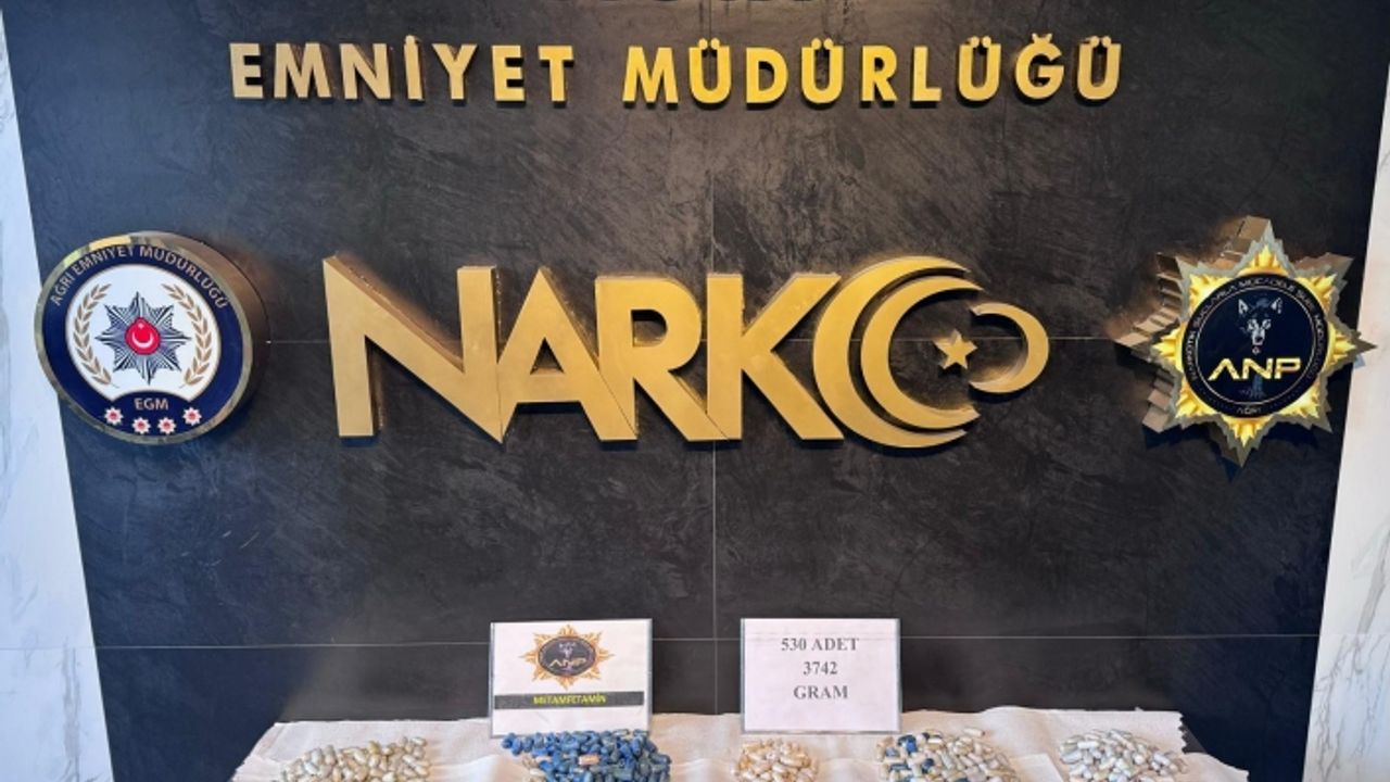 Ağrı'da yakalanan 5 zanlının midesinden 3 kilo 742 gram uyuşturucu çıktı