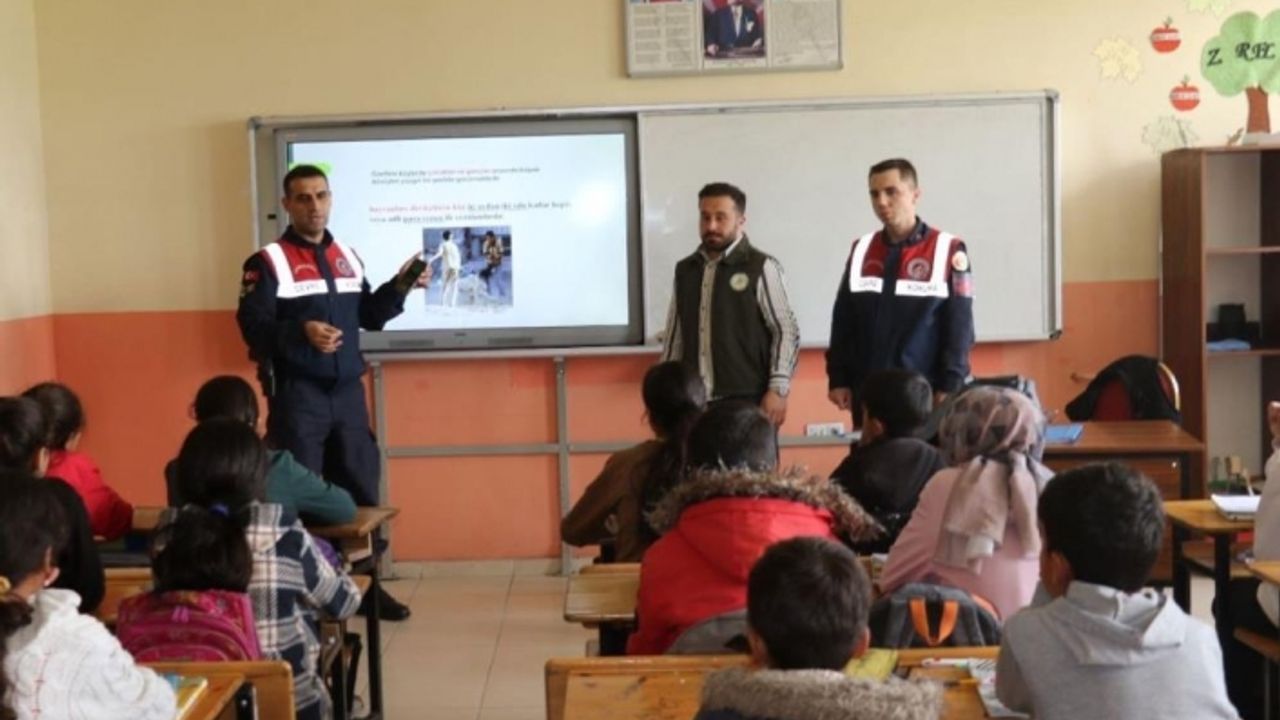 Ağrı’da öğrencilere doğa ve hayvan sevgisi anlatıldı