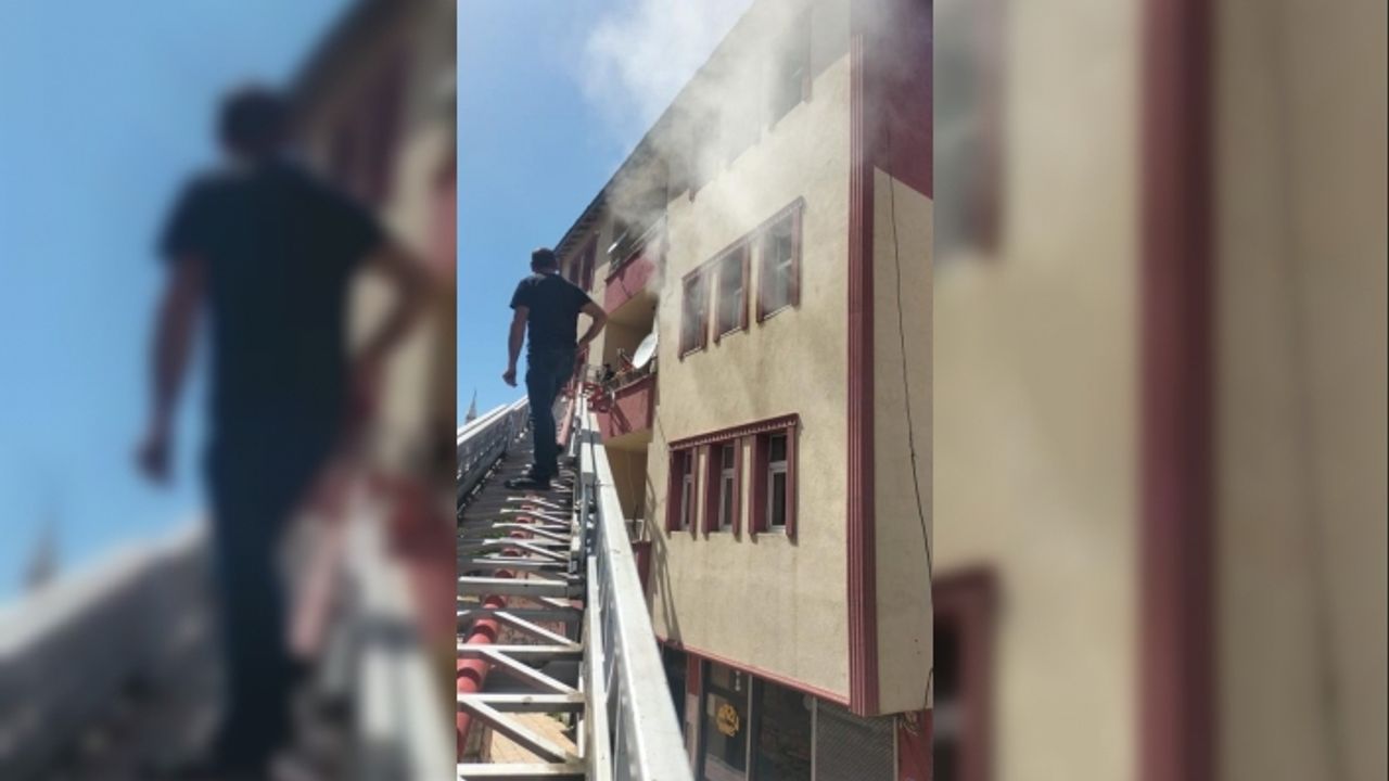 Ağrı'da iki mahallede yangın korkusu yaşandı