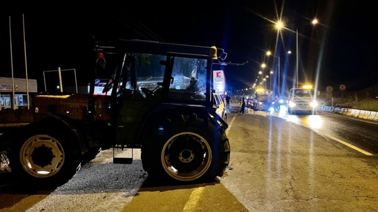Ağrı’da otomobil ile traktör çarpıştı: 7 yaralı