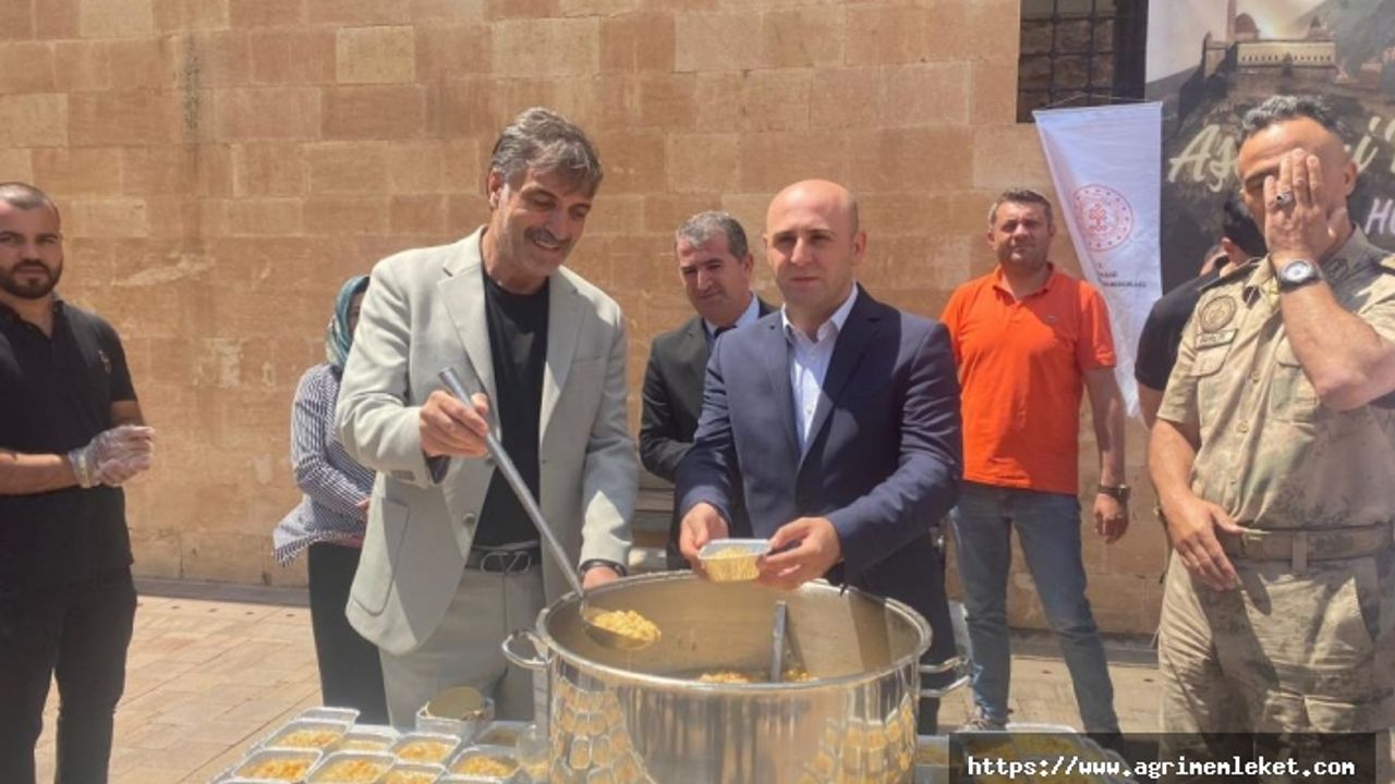 Saray'da bin kişilik aşure ikramı