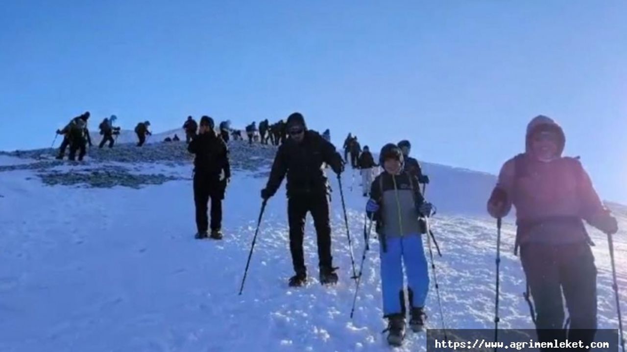 Ağrı Dağı dağcıları ağırlamaya devam ediyor