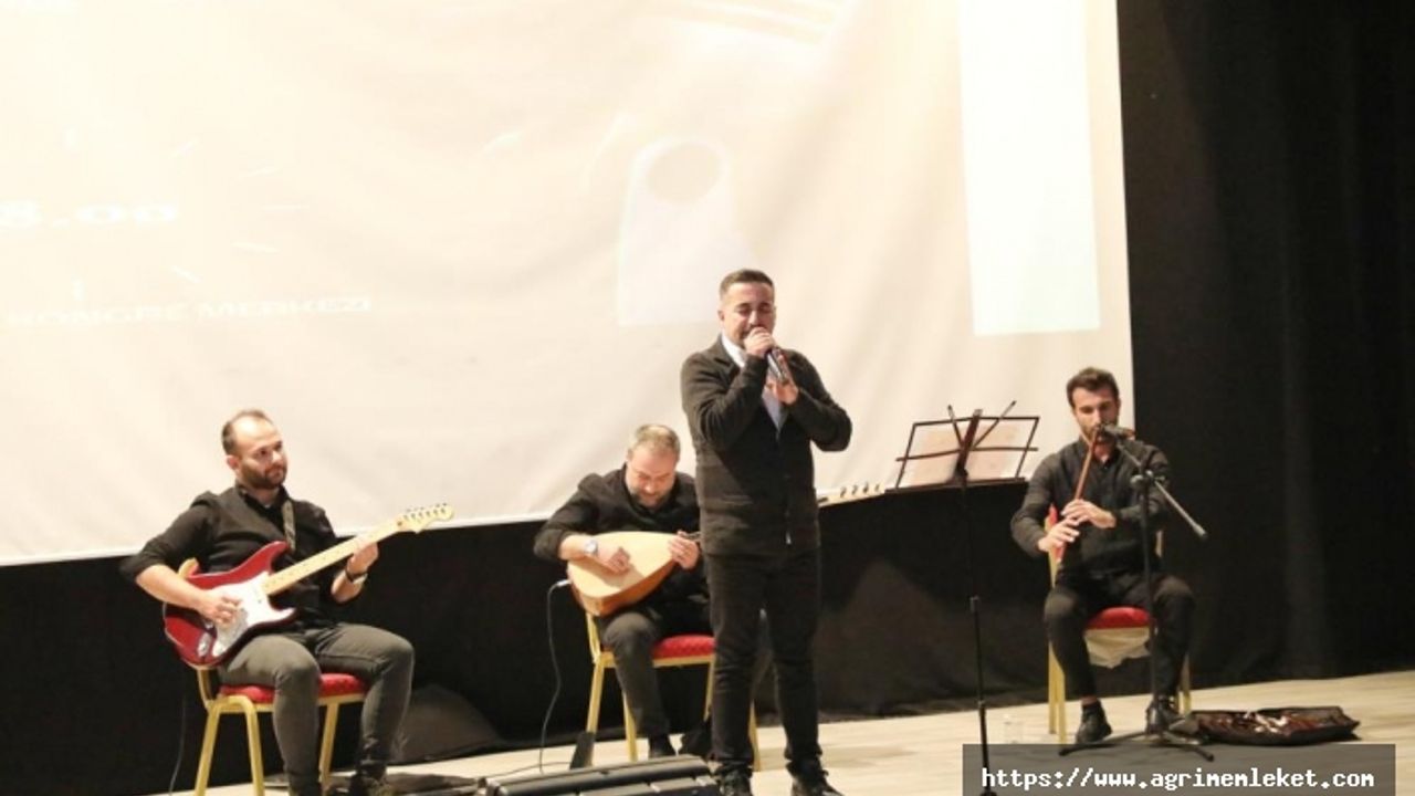 Ağrı'da müzik öğretmeni Nizamettin Ardin'den meslektaşlarına özel konser