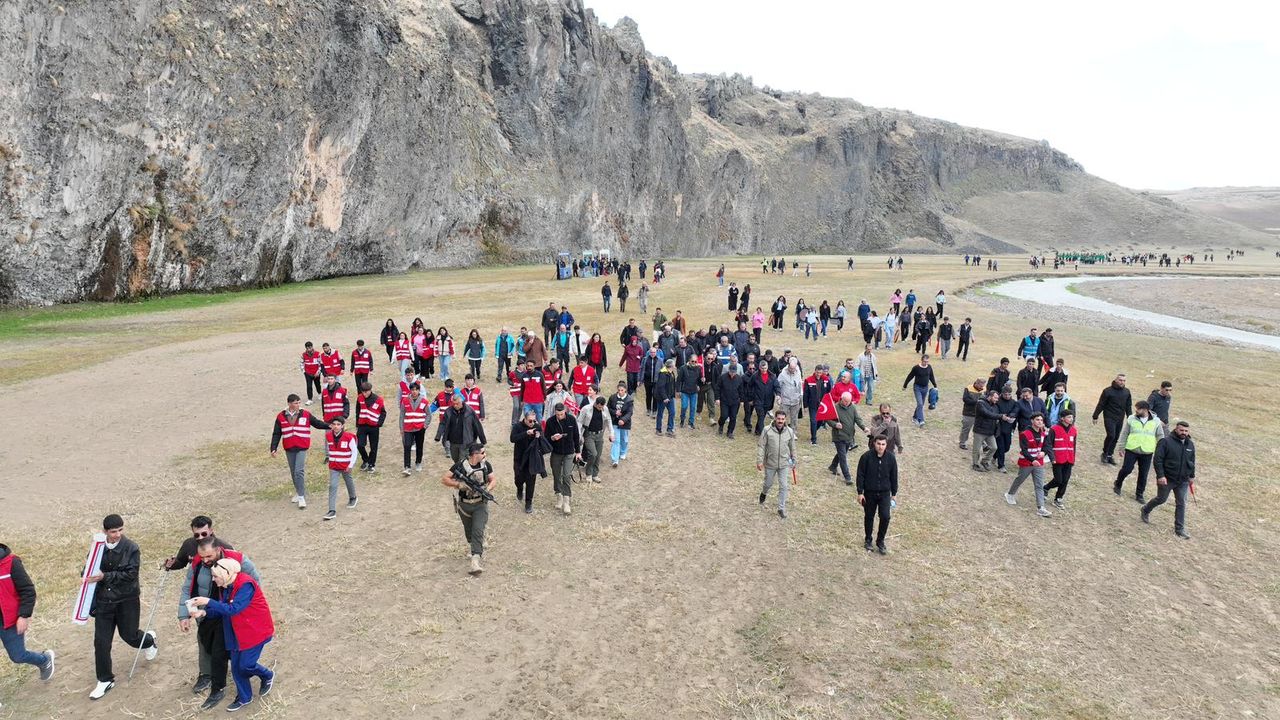 Ağrı'da '3. Diyadin Kanyonu Yürüyüşü'ne yüzlerce kişi Türk bayraklarıyla katıldı