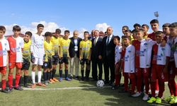 Ağrı'da depremzede çocukların katılımıyla düzenlenen futbol turnuvası başladı